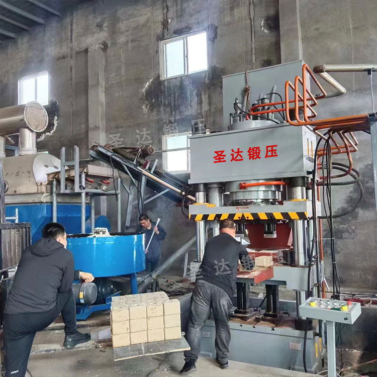 630噸牛羊舔磚液壓機 630噸牛羊舔磚液壓機