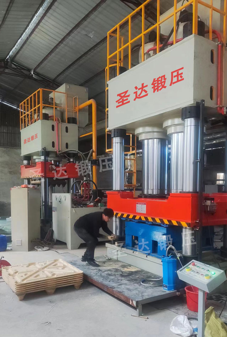 1250噸木屑托盤成型液壓機車間現場 1250噸木屑托盤成型液壓機車間現場