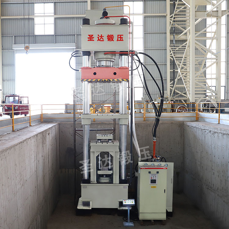 800噸匣缽液壓機(jī)車間實(shí)物 800噸匣缽液壓機(jī)車間實(shí)物