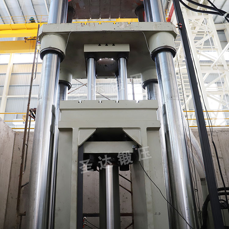 800噸四梁四柱液壓機(jī)機(jī)身細(xì)節(jié) 800噸四梁四柱液壓機(jī)機(jī)身細(xì)節(jié)
