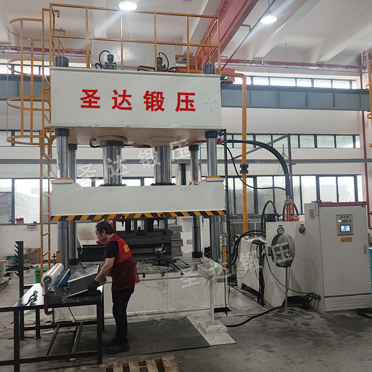 不銹鋼水槽拉伸液壓機現場 不銹鋼水槽拉伸液壓機現場